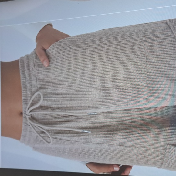 LARGE.   HALARA RIBBED MIDRISE DRAWSTRING WIDE LEG CARGO PANT - Picture 4 of 10